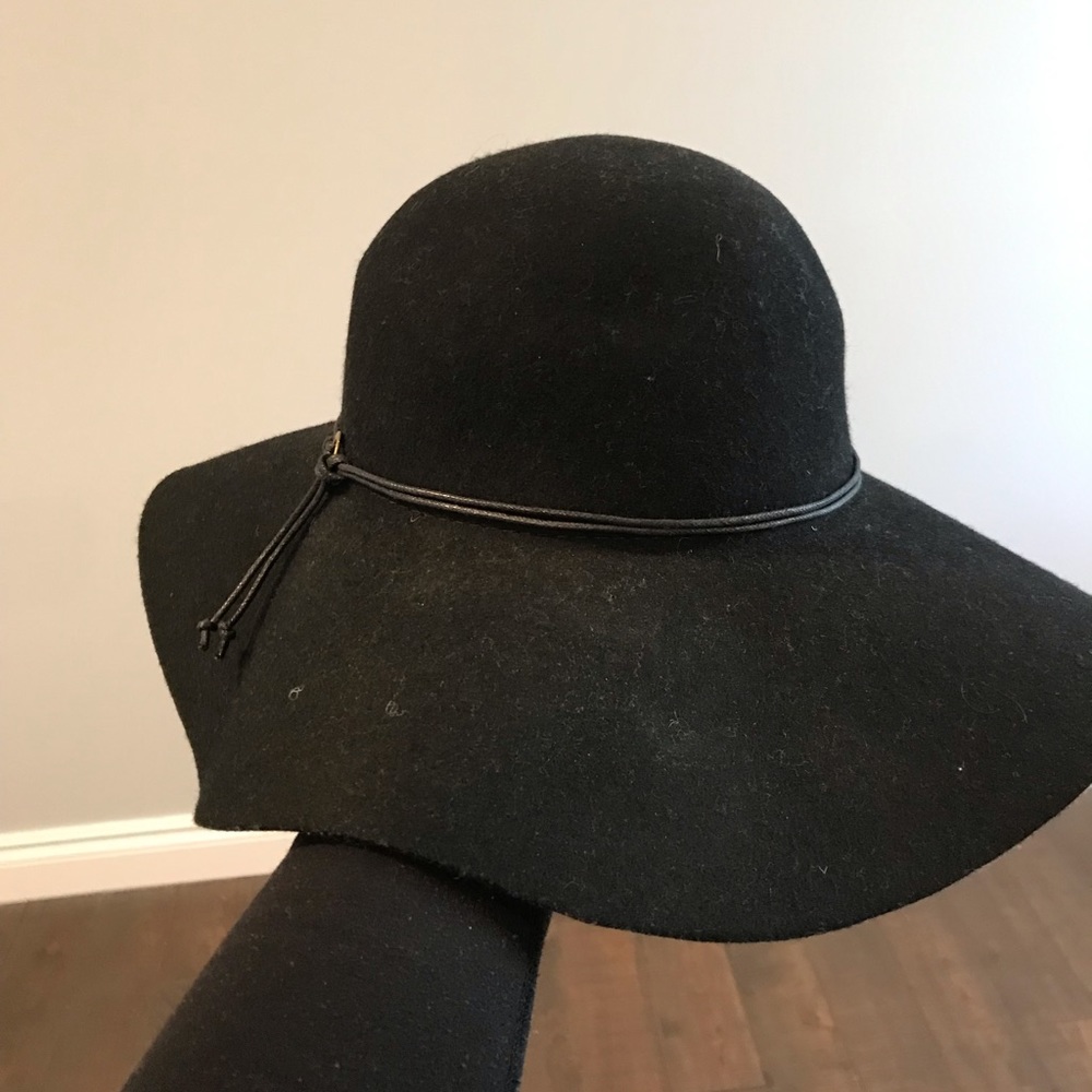 FRANCESCAS BLACK HAT